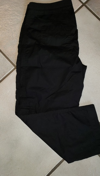 ❤️SOLD!❤️Rafaella Black Cargo Capris - Picture 3 of 4